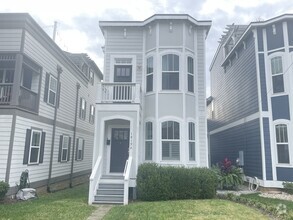 Building Photo - Germantown home with rooftop deck!