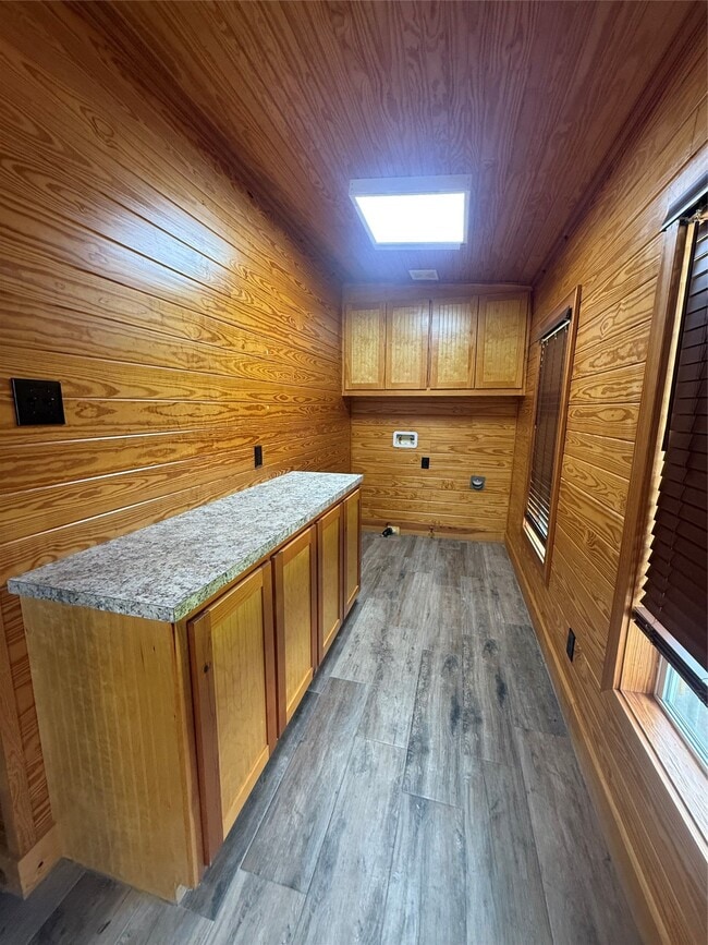 Building Photo - 902 Hidden Valley Dr