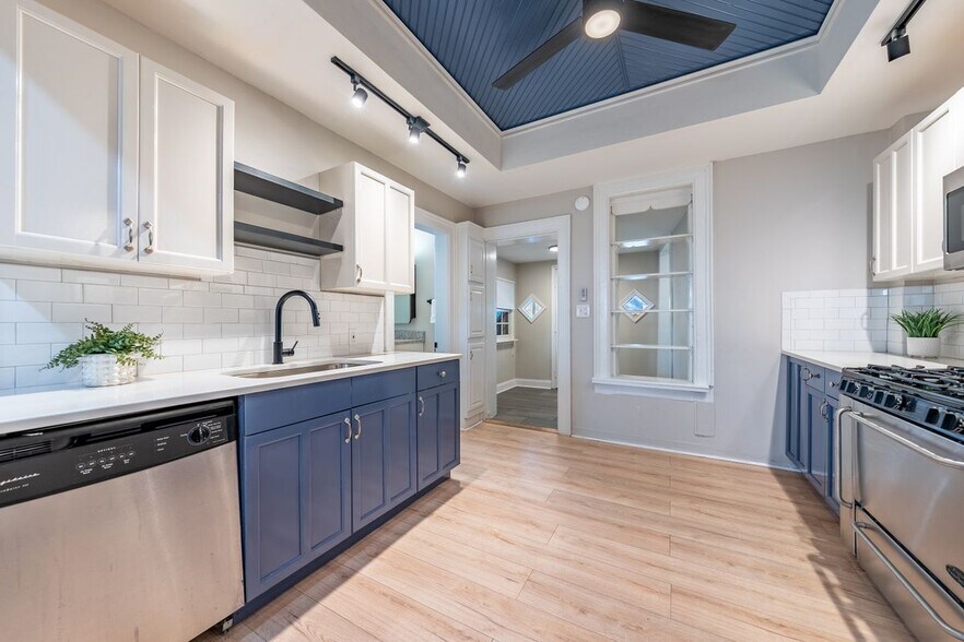 Building Photo - 323 2nd St