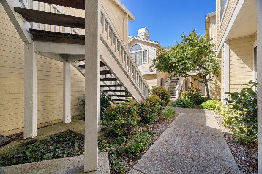 Building Photo - 109 Devonwood