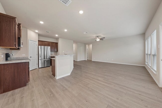 Building Photo - 7445 Gdn Gln Dr