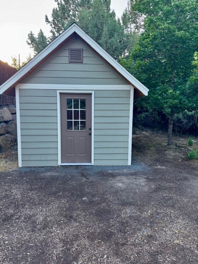 Building Photo - Spacious 3-Bedroom + Bonus Room Home in La...