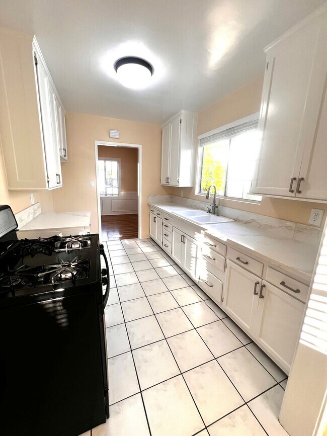 Building Photo - Single Family. 3-bed Home - Desireable Neighborhood!