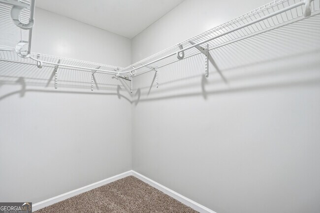 Building Photo - 250 Maple St