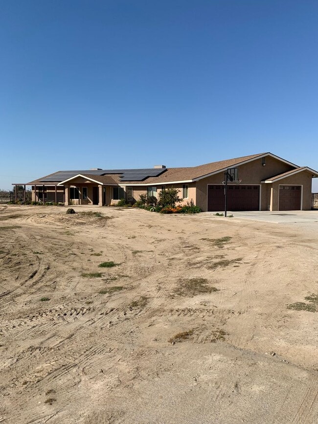 Building Photo - 5 Bd 4.5 Ba Country Home