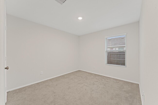 Building Photo - 347 Riverwood Village Ln