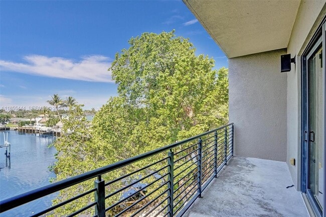 Building Photo - 516 SE 1st Cir