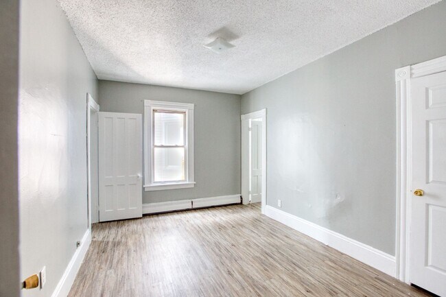 Building Photo - OVERSIZED 3 bedroom 1 bathroom Apartment