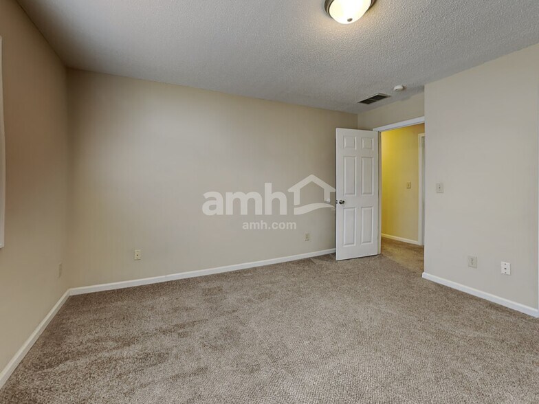 Building Photo - 5806 Manor Ridge Trl