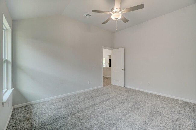 Building Photo - Edmond Home