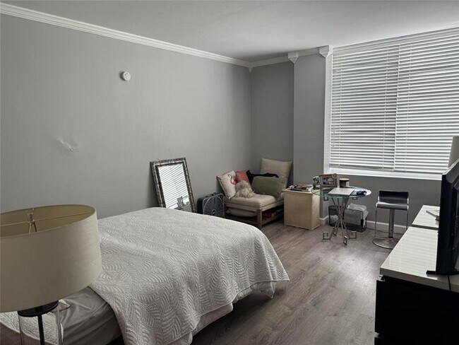 Building Photo - 5005 Collins Ave