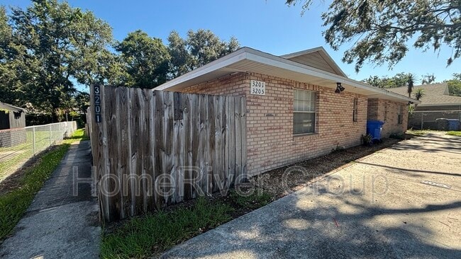 Building Photo - 3201 Bloomingdale Villas Ct