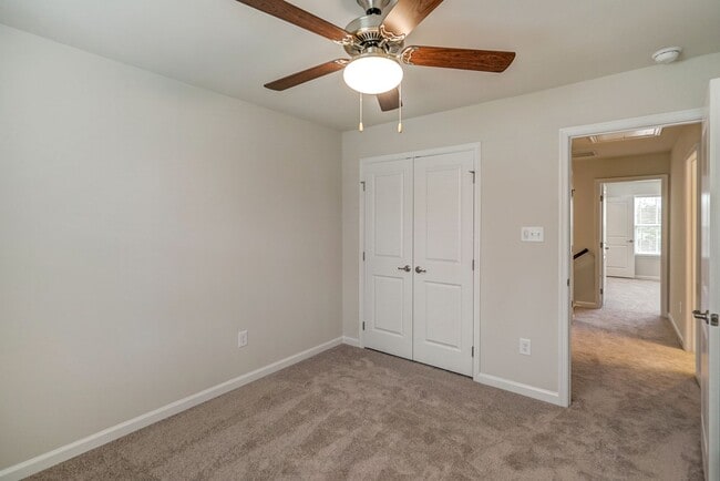 Building Photo - Wonderful townhome