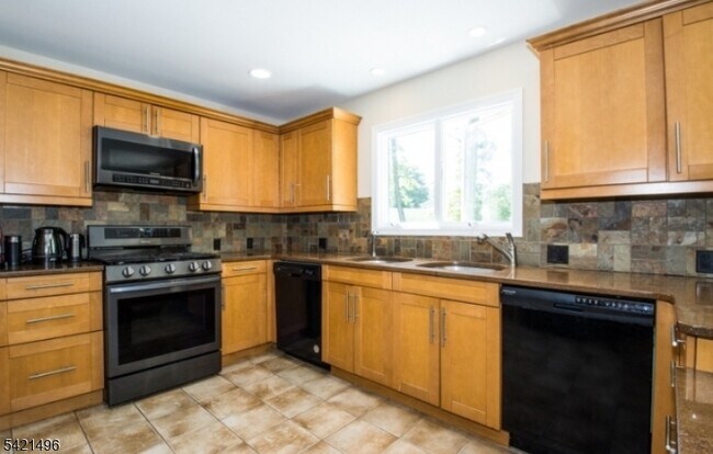 Building Photo - 4 Rumson Rd