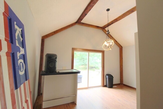 Building Photo - 706 Greenbriar Dr