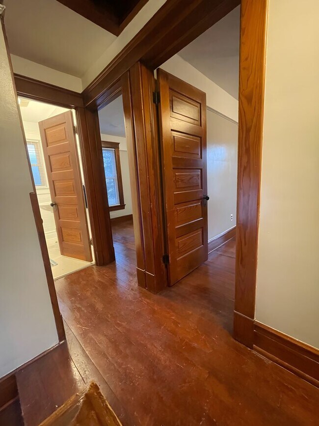 Building Photo - Three Bedroom House on Main St! | Parking, Laundry, and Central Air