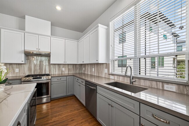 Building Photo - 2812 Grand Fountains Dr