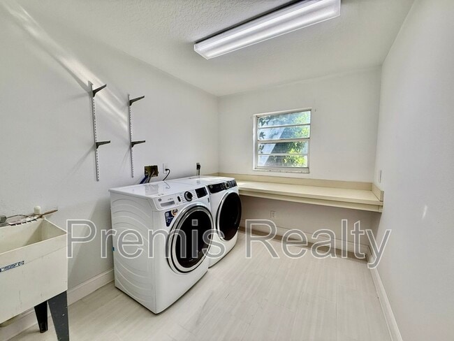 Building Photo - 957 Weathersfield Dr