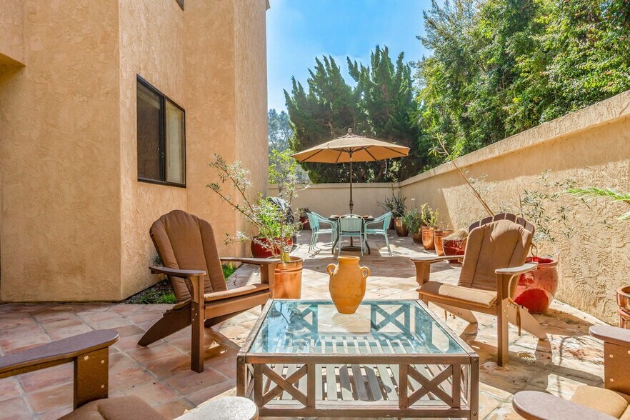 Building Photo - 2420 Torrey Pines Rd