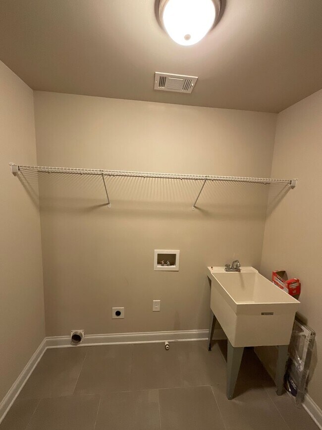 Building Photo - 688 Tree Top Trl