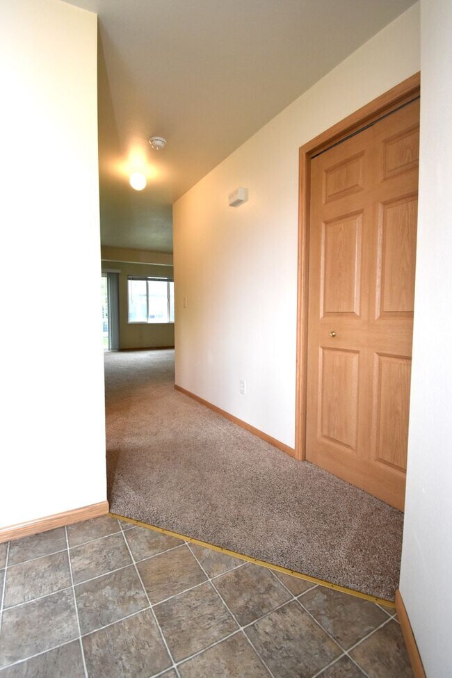 Building Photo - Townhouse Style 3 Bedroom 1.5 bathroom apartment in central Bozeman.  Great Central Location.