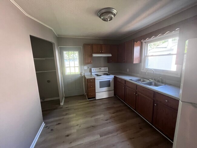 Building Photo - 2525 Meadow Dr