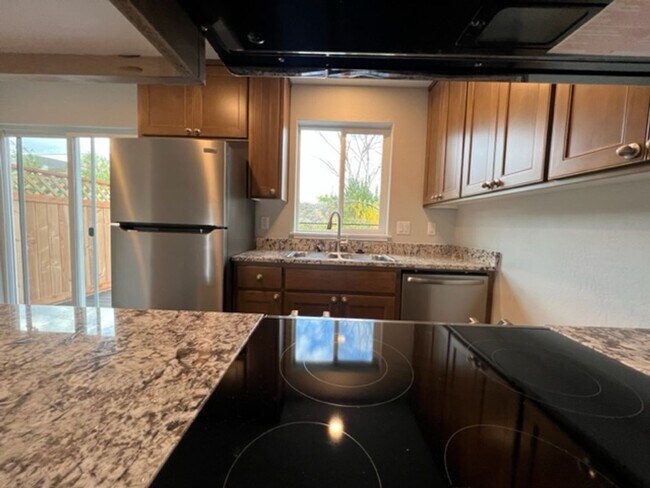 Building Photo - 2 BEDROOM/ 2 LEVELS TOWNHOME (Down the hill in front of Taco Bell in Phoenix Oregon)