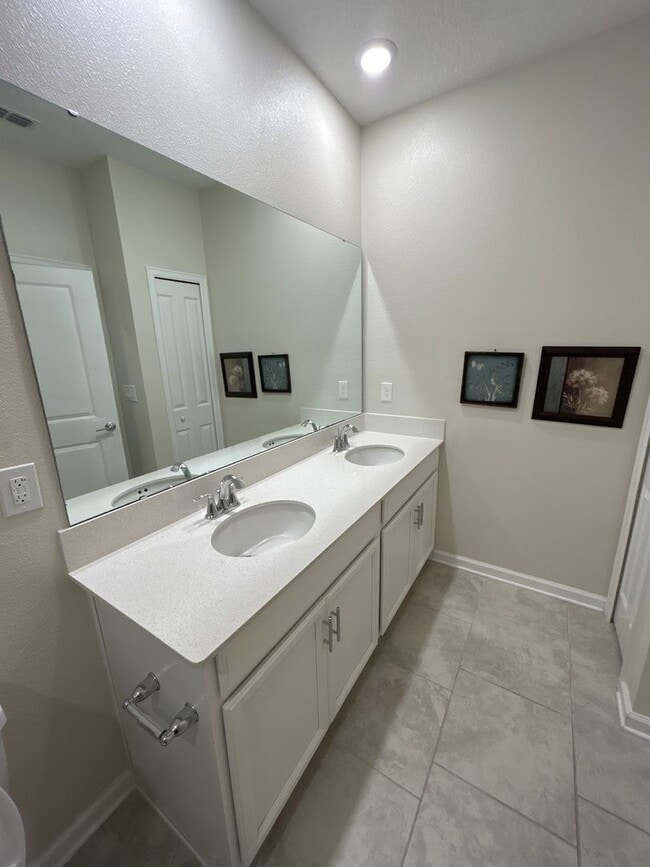 Building Photo - Magnetite Loop