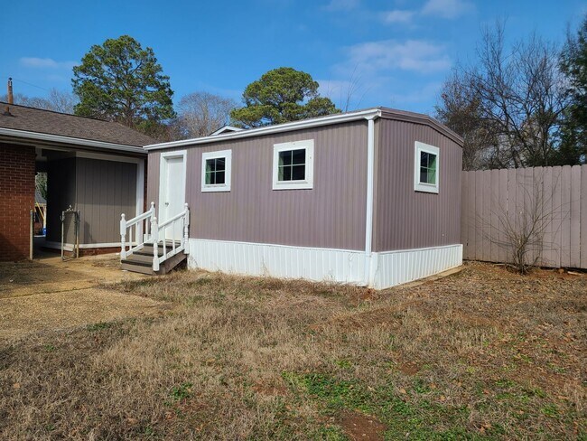 Building Photo - Charming 2BR + versatile bonus room perfect for a 3rd Bedroom or Office!