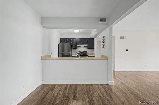 Building Photo - 7665 E Eastman Ave