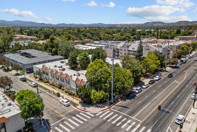 Building Photo - 21000 Parthenia St