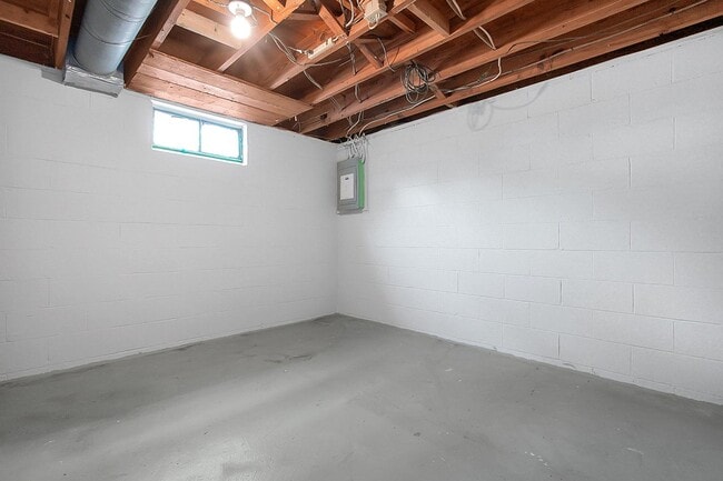 Building Photo - Newly Updated 3 Bedroom Home with Garage &...