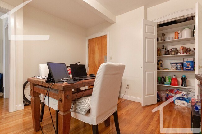 Building Photo - Ground Level Two Bedroom