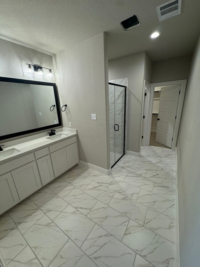 Building Photo - 3/2/2 - FIREPLACE - MUDROOM - GODLEY ISD