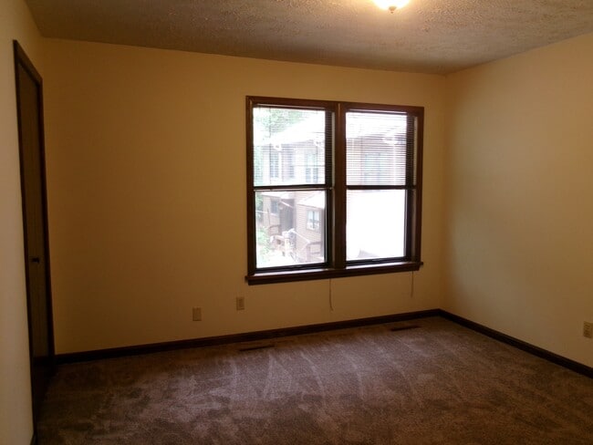 Building Photo - 23320 Red Oak Ct
