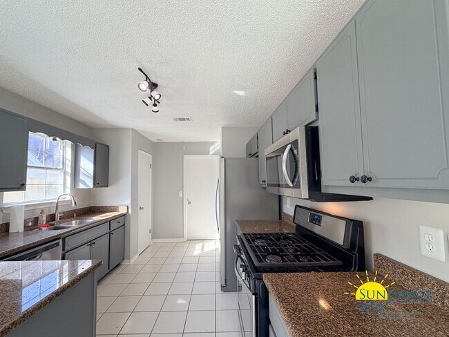 Building Photo - Stunning 3 Bedroom Home in Mary Esther!