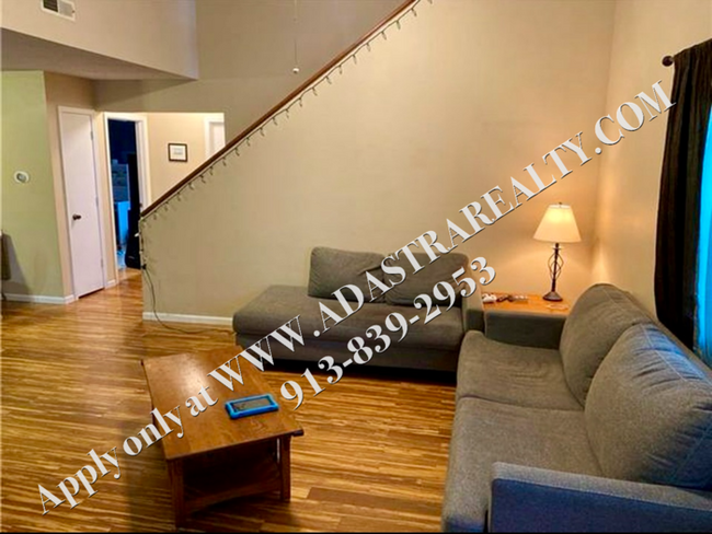 Building Photo - Beautiful 3 Bed 2 Bath Duplex in Lawrence-...