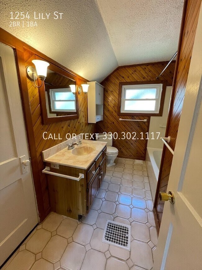 Building Photo - 1254 Lily St