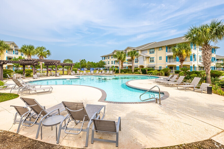 Swimming Pool - Lakeside Apartments