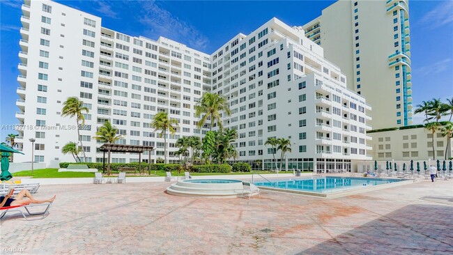 Building Photo - 2 br, 1 bath Condo - 5005 Collins Ave Apt 922