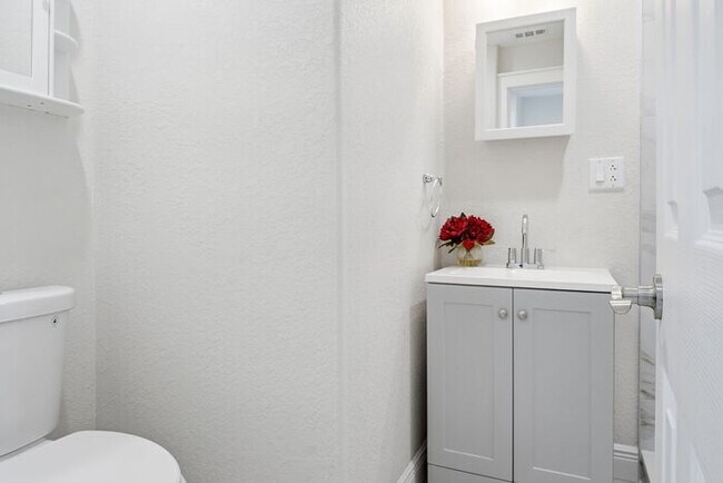 Building Photo - Renovated Home near downtown New Port Richey