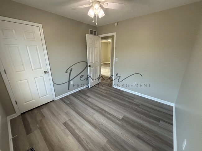 Building Photo - 308 NE Topaz Dr