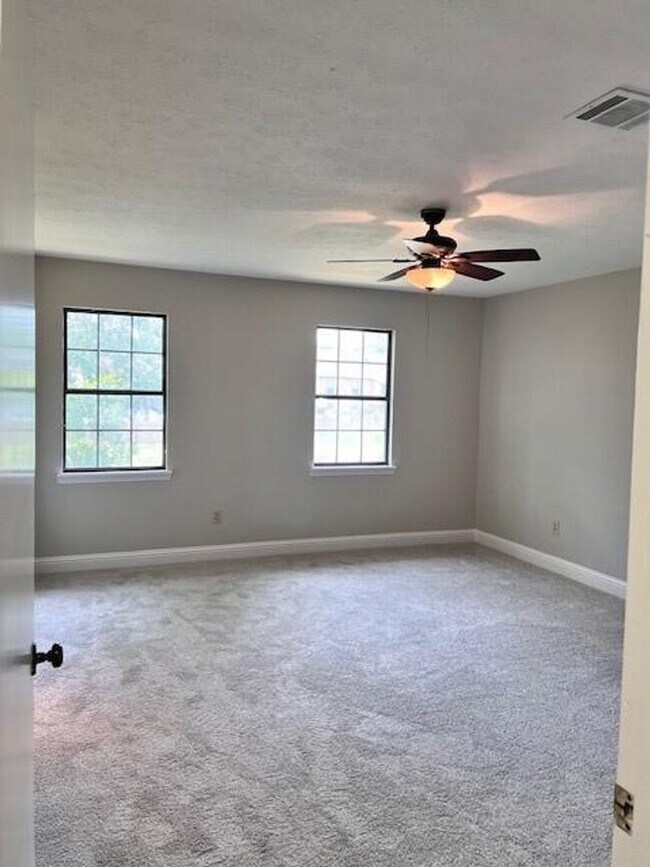 Building Photo - Move-in Ready 3 bed/ 2.5 bath home