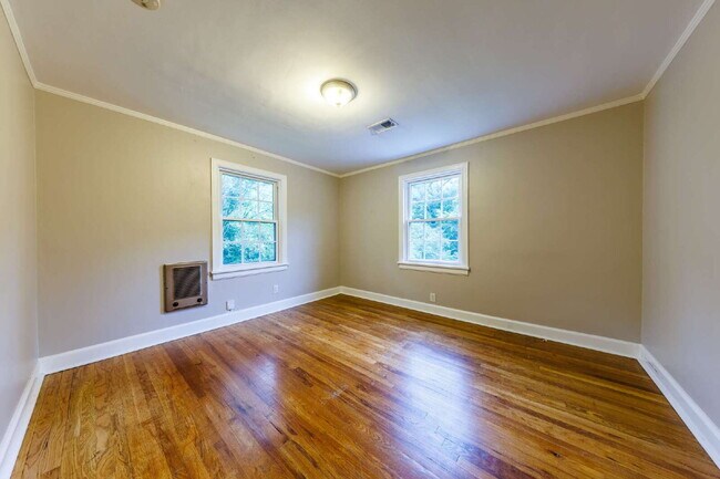 Building Photo - **NOW AVAILABLE!** 2 Bed, 1 Bath Inglewood...