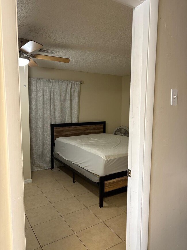 Building Photo - Move-In Ready 3BR/2BA single-Family Home i...