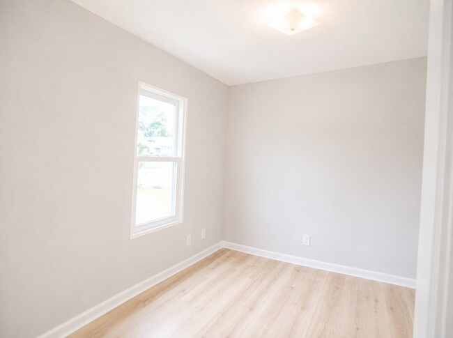 Building Photo - 324 2nd Ave