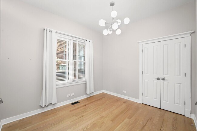 Building Photo - 2850 N Burling St