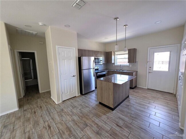 Building Photo - 5005 N Hiawatha Dr