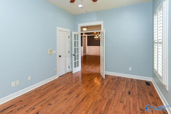 Building Photo - 305 Walden Glen Ct