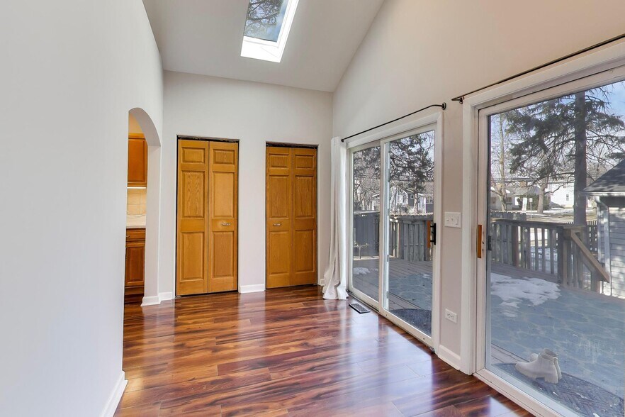 Building Photo - 440 W Main St